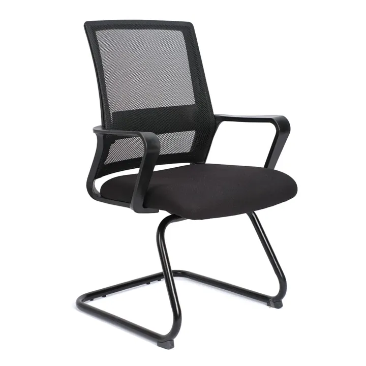 Silla N2 negra con respaldo mesh y base de trineo; el paquete incluye cuatro
